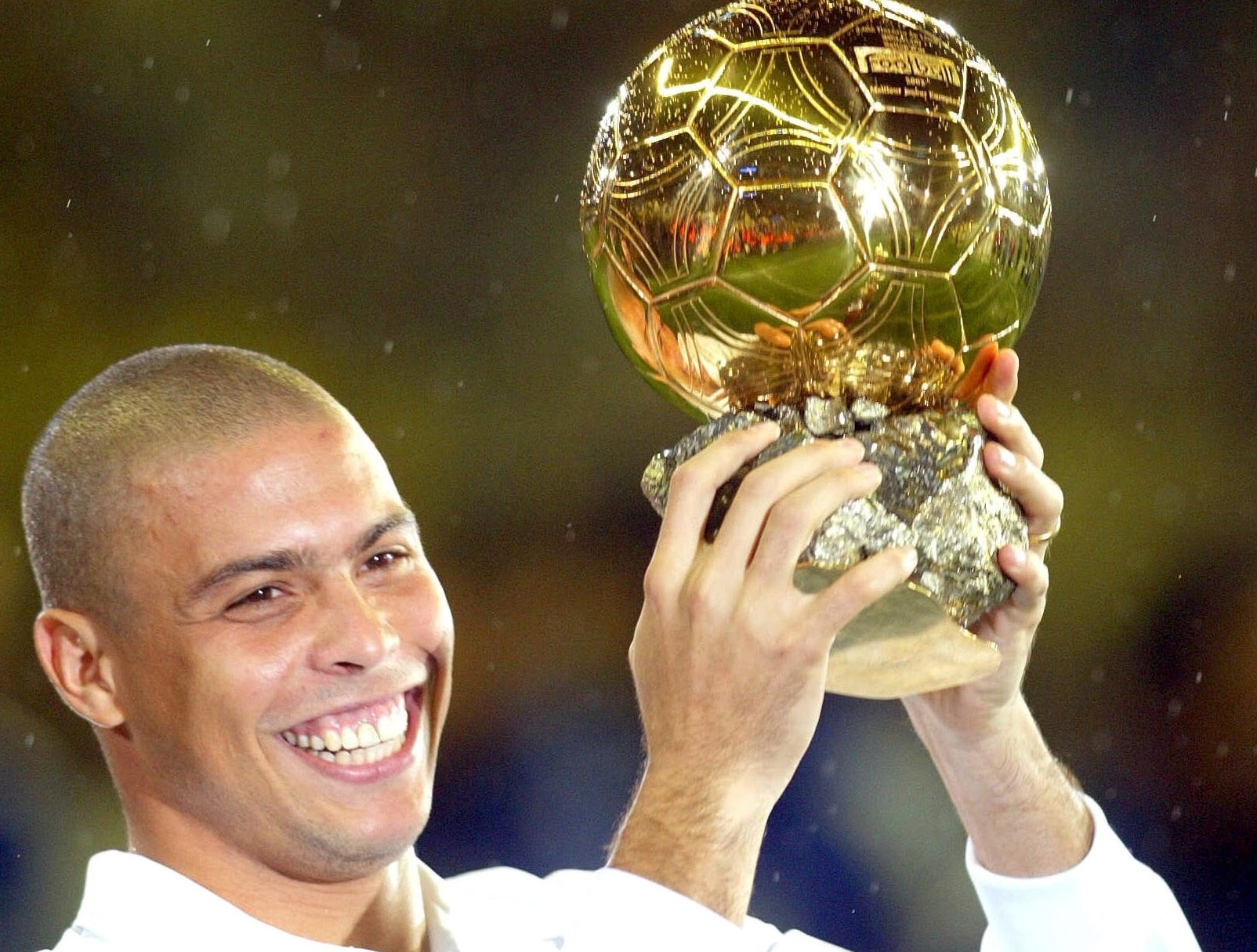 Кому вручают золотой мяч лучшему футболисту. Зубастик Роналдо 1997. Роналдо Зубастик золотой мяч 1997. Роналдо бразилец золотой мяч. Роналдо золотой мяч 2002.