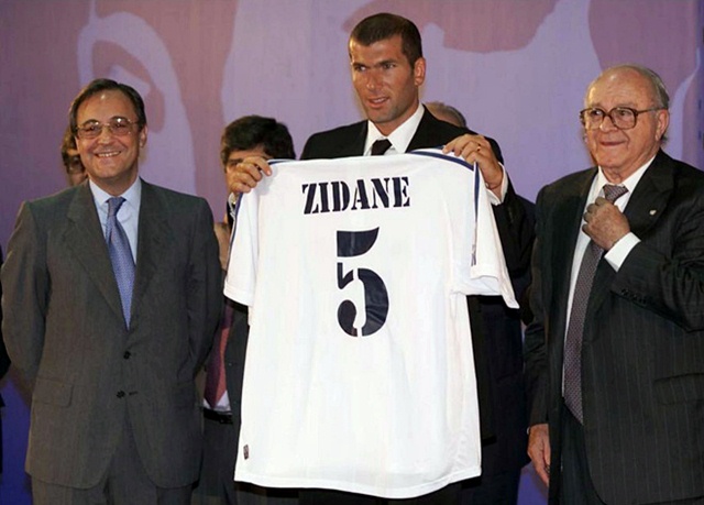 Зидан на презентации в Реал Мадриде 9 июля 2001 года